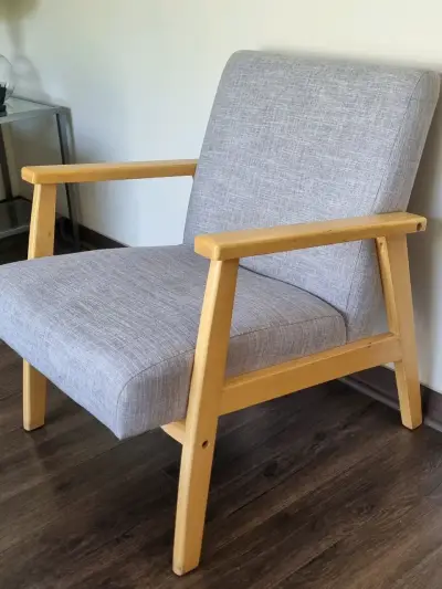 Par de Sillónes de madera con tapiz gris moderno - miniatura 1