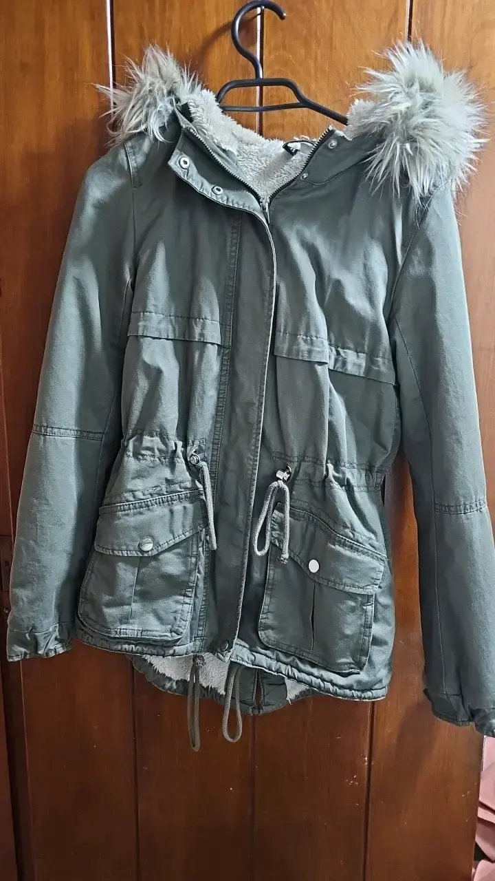 Chaqueta verde con capucha de piel sintética - 1