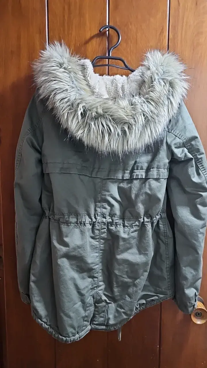 Chaqueta verde con capucha de piel sintética - 2