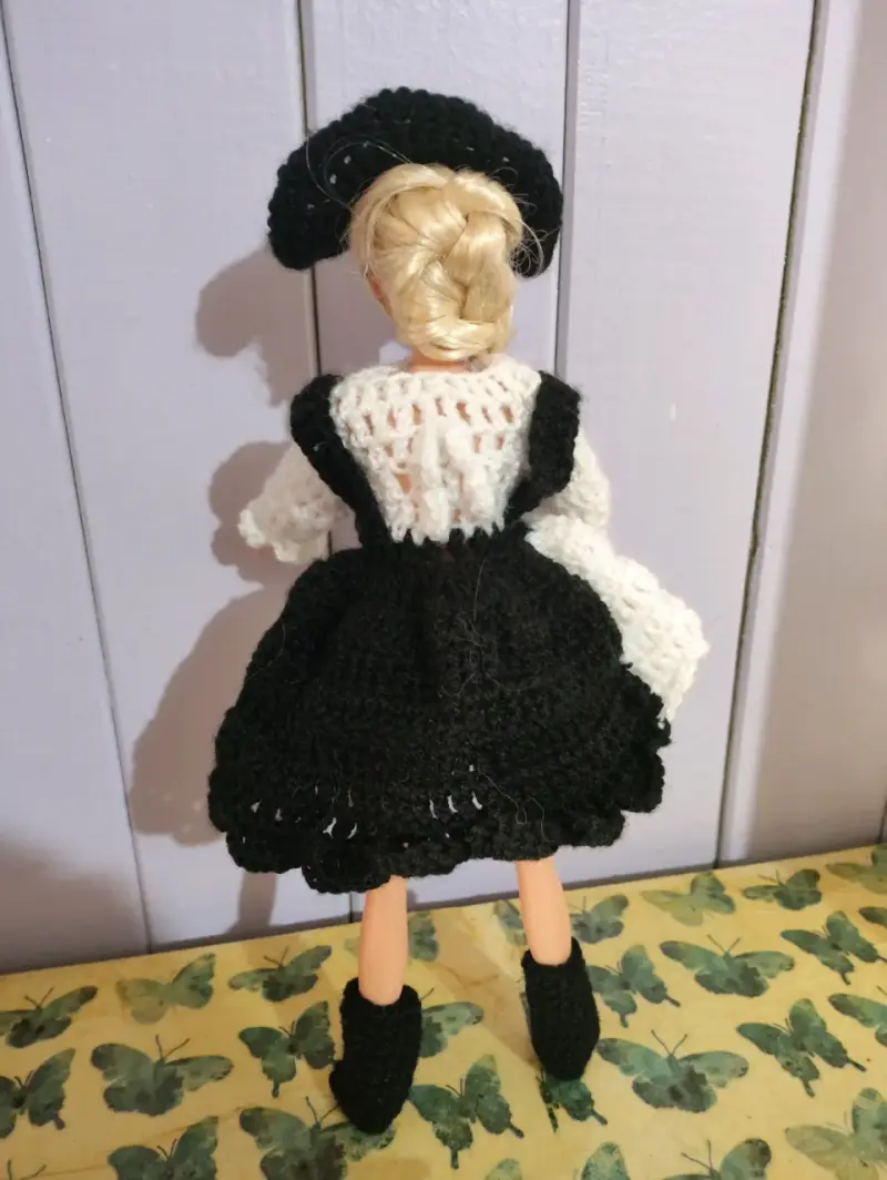 Muñeca Barbie con traje típico chileno - 3
