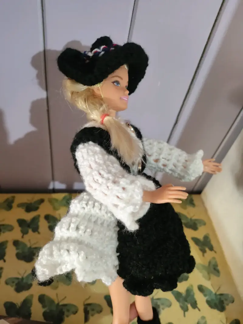 Muñeca Barbie con traje típico chileno - 4