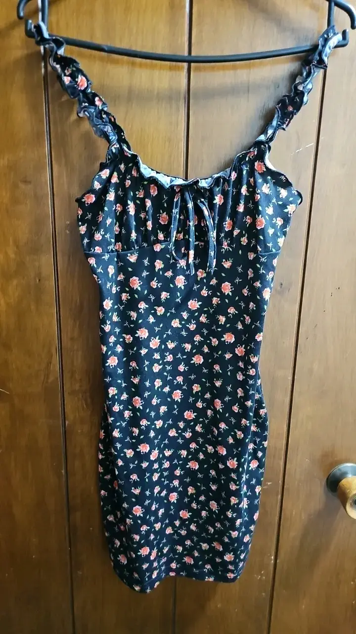 Vestido floral negro con tirantes - 1