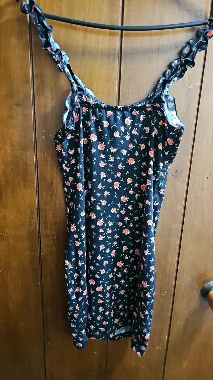 Vestido floral negro con tirantes - 2