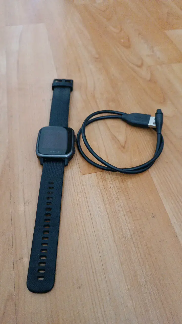 Reloj inteligente Garmin con cargador