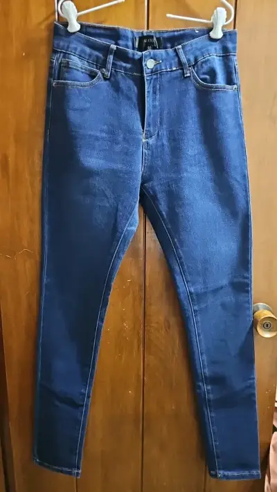 Jeans ajustados azul oscuro para mujer - miniatura 1