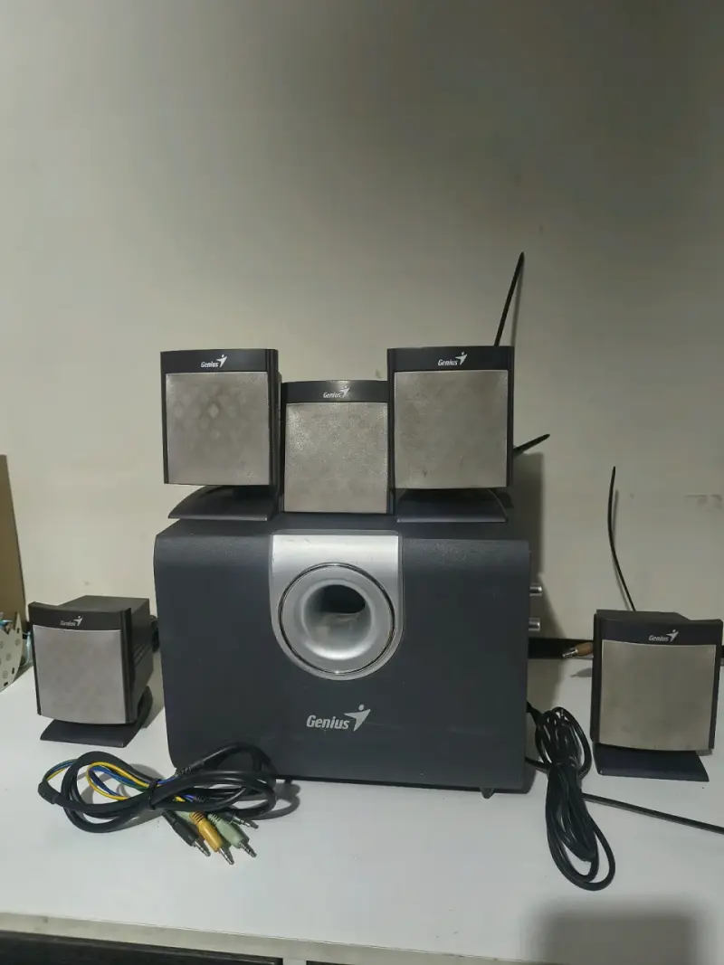 Sistema de parlantes Genius 5.1 con subwoofer