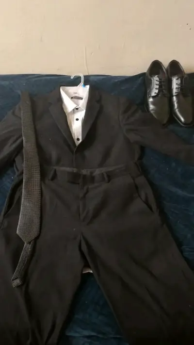 Traje formal negro con camisa y corbata talla L‼️ - miniatura 1