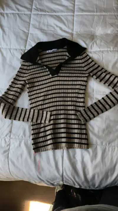 Camiseta de rayas con cuello negro - miniatura 1