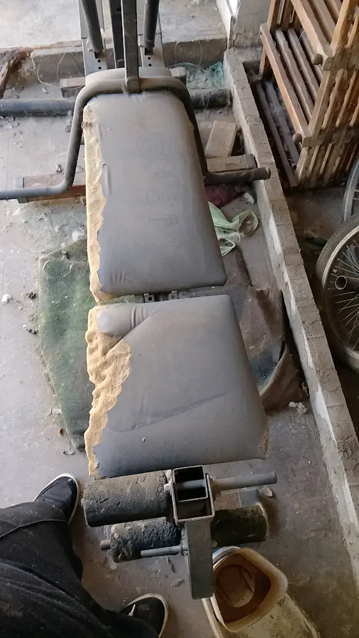 Banco de pesas desgastado para gimnasio en casa - 1