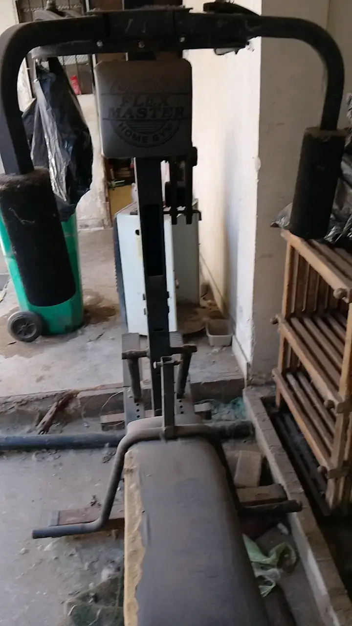 Banco de pesas desgastado para gimnasio en casa - 2