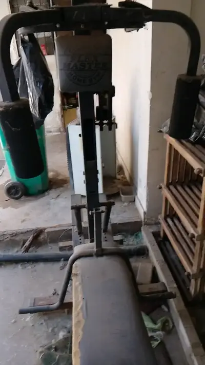 Banco de pesas desgastado para gimnasio en casa - miniatura 2