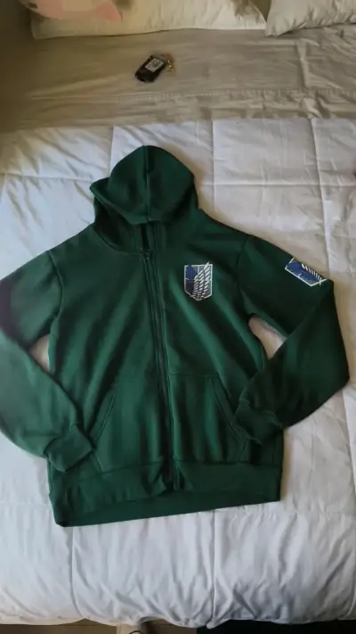Polerón verde con capucha y diseño de Shingeki - miniatura 1