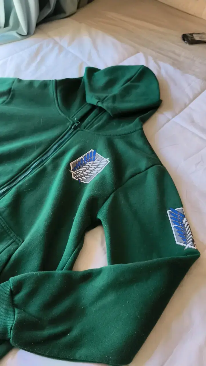 Polerón verde con capucha y diseño de Shingeki - 2