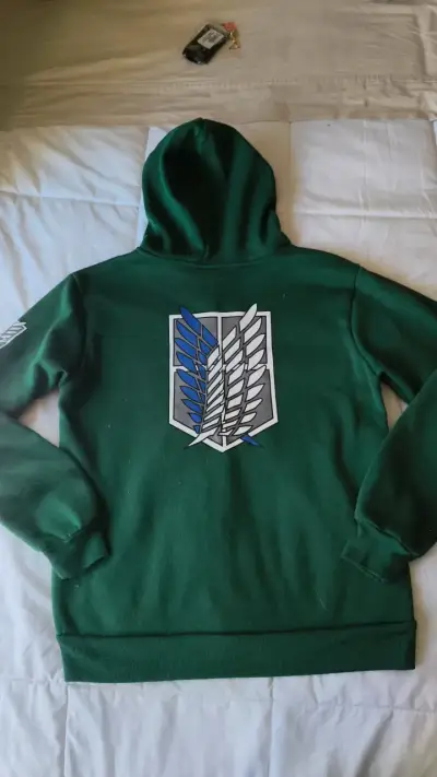Polerón verde con capucha y diseño de Shingeki - miniatura 3