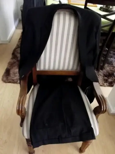 Traje formal negro nuevopara hombre en buen estado - miniatura 1