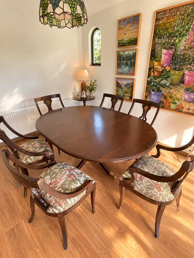 Juego de comedor de madera con sillas tapizadas - 1