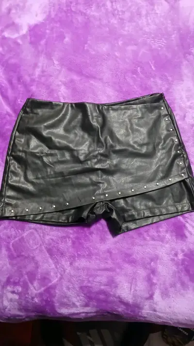 Falda pantalón de cuero sintético negro con tachas - miniatura 1