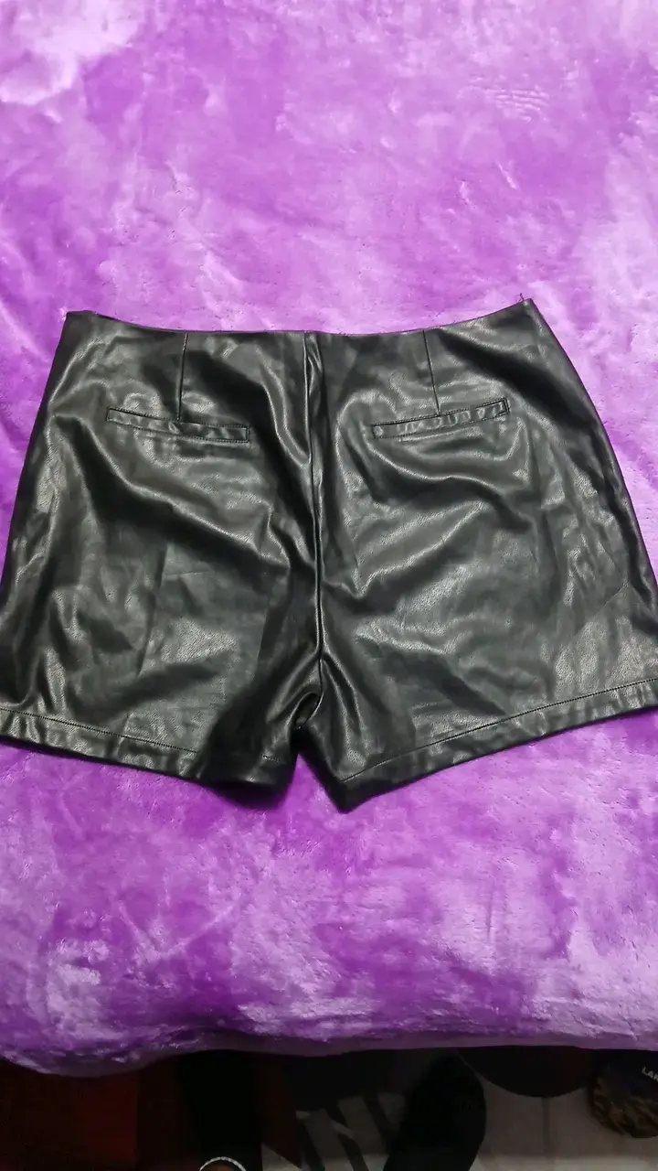 Falda pantalón de cuero sintético negro con tachas - 2