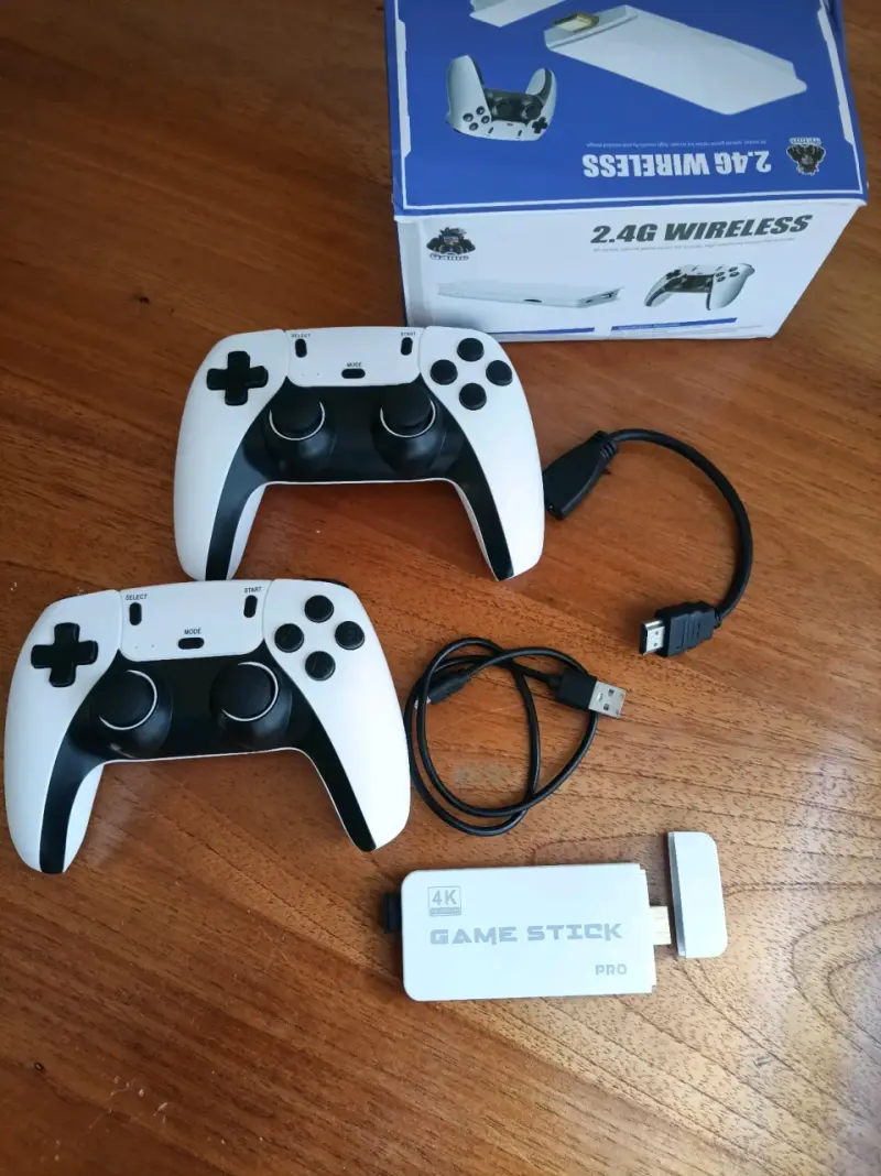 Consola Game Stick Pro 4K con 2 controles inalámbricos - 1