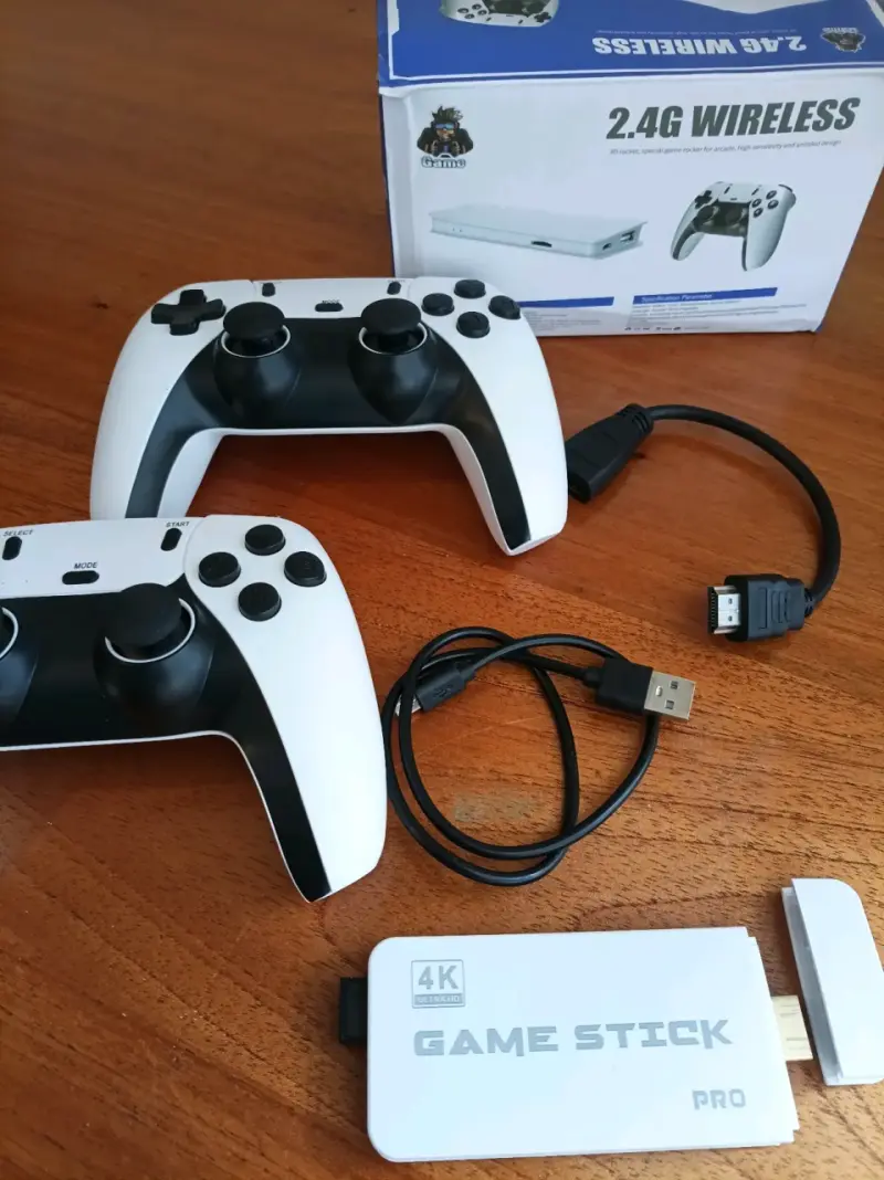Consola Game Stick Pro 4K con 2 controles inalámbricos - 2