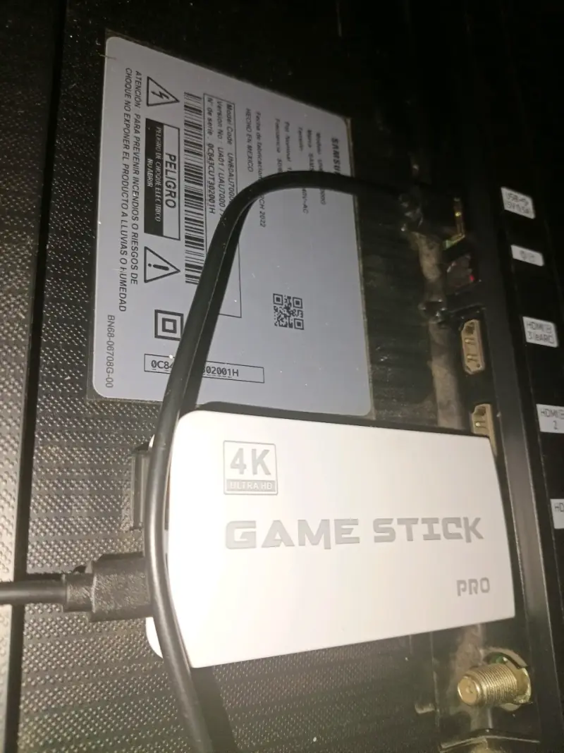Consola Game Stick Pro 4K con 2 controles inalámbricos - 4