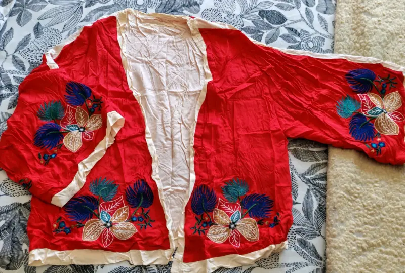 Kimono rojo bordado floral - 1