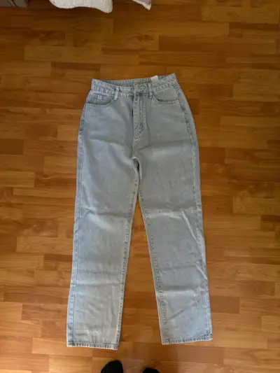 Jeans de mezclilla azul claro para mujer - miniatura 1