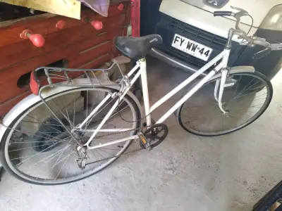 Bicicleta urbana blanca con parrilla trasera - miniatura 1