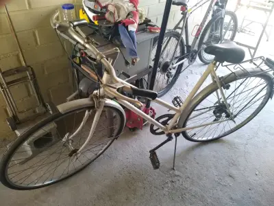 Bicicleta urbana blanca con parrilla trasera - miniatura 2