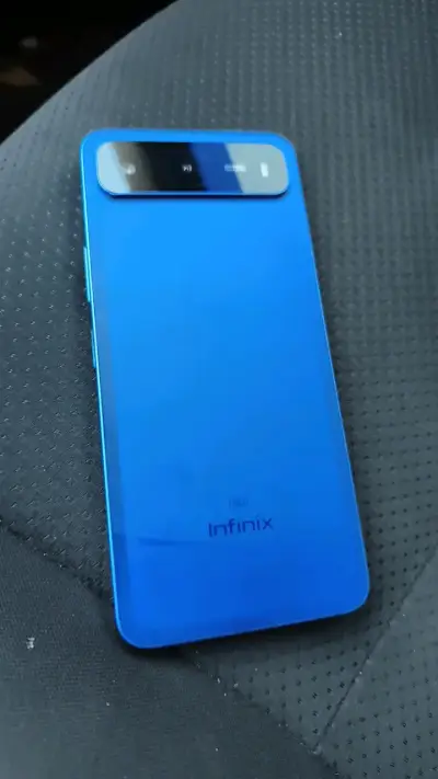 Smartphone Infinix azul con pantalla grande - miniatura 1