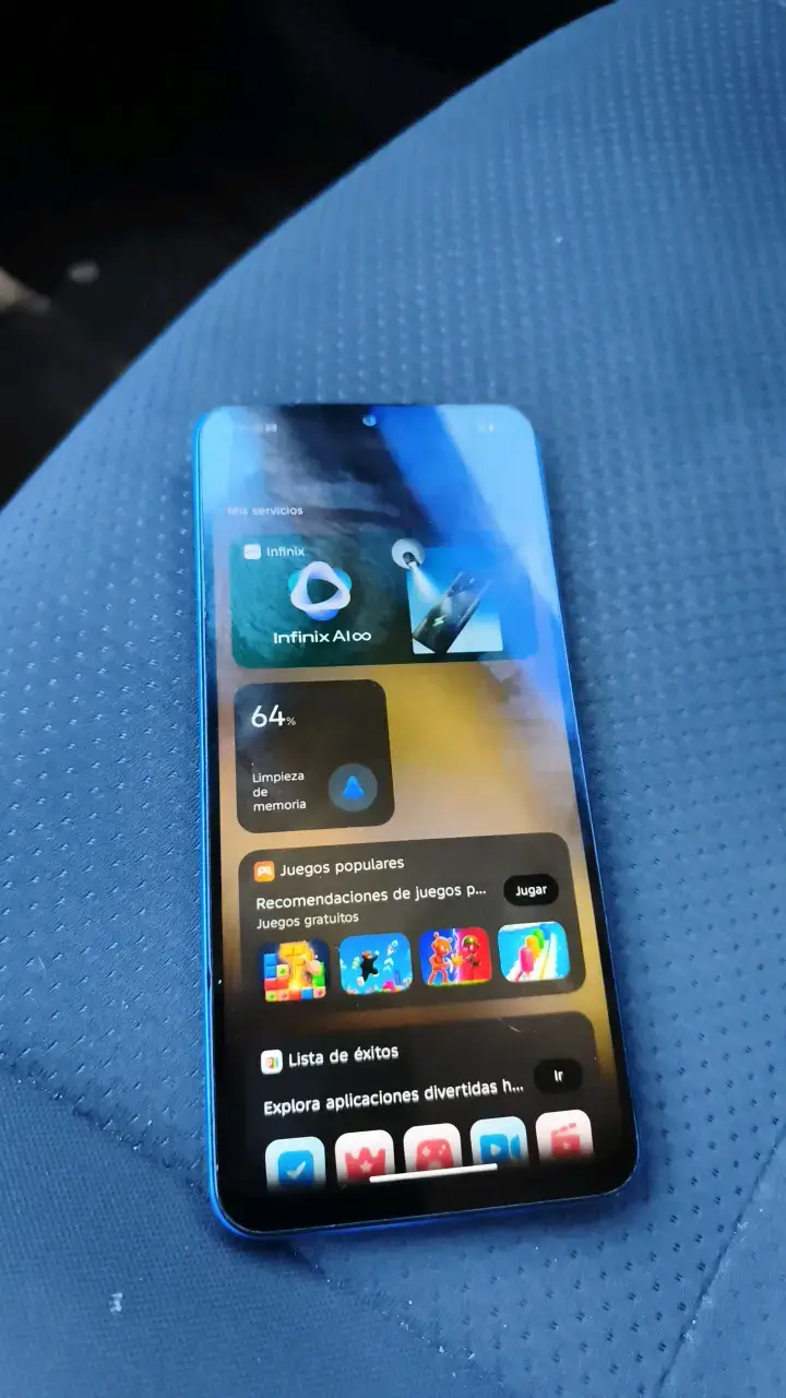Smartphone Infinix azul con pantalla grande - 2