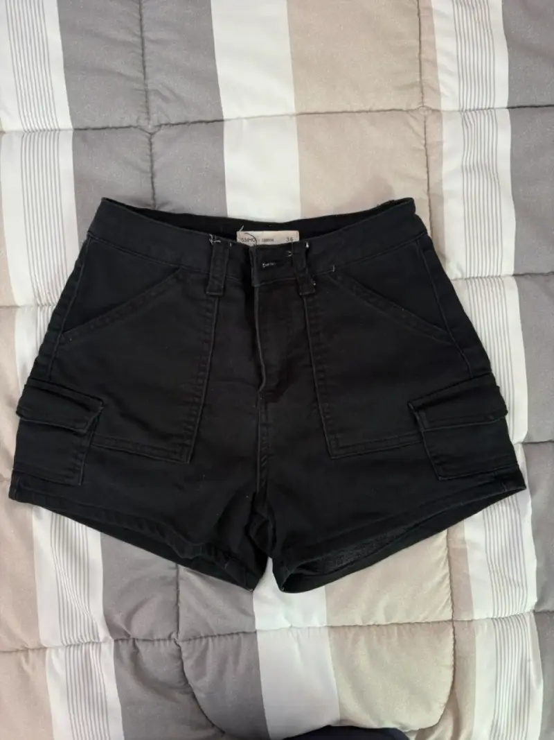 Shorts negros de mezclilla con bolsillos