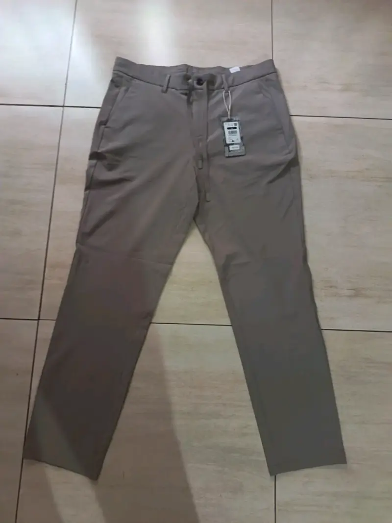 Pantalones casuales color beige para hombre - 1