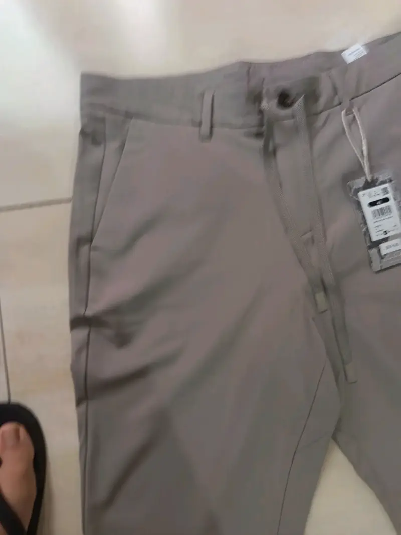 Pantalones casuales color beige para hombre - 2
