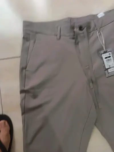 Pantalones casuales color beige para hombre - miniatura 2