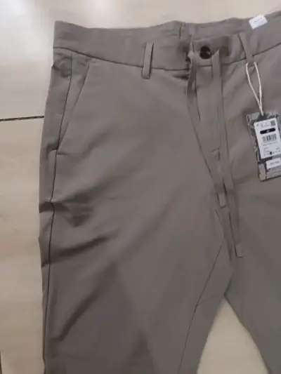 Pantalones casuales color beige para hombre - miniatura 3