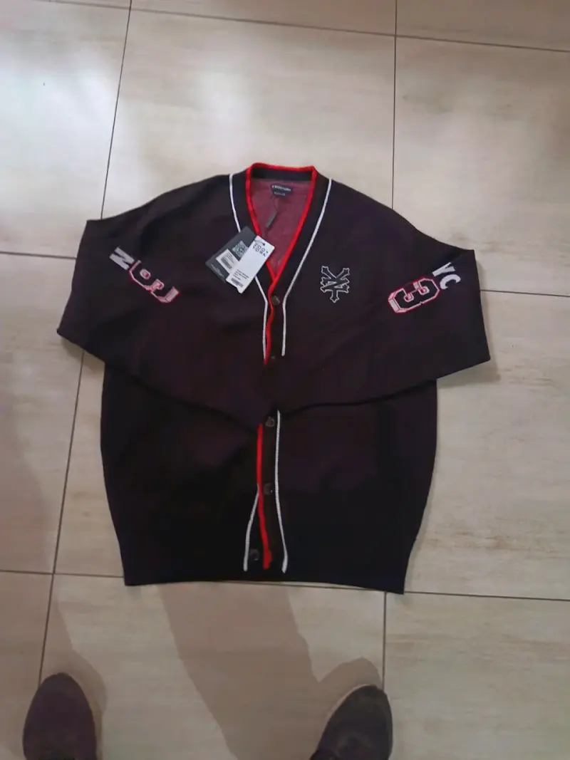 Cardigan negro Zoo York con detalles rojos - 1