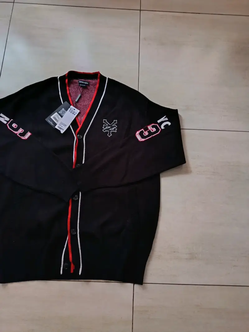 Cardigan negro Zoo York con detalles rojos - 2
