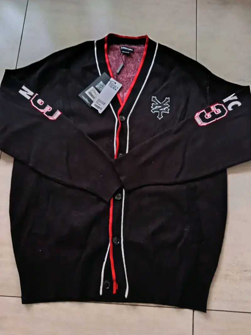 Cardigan negro Zoo York con detalles rojos - 3