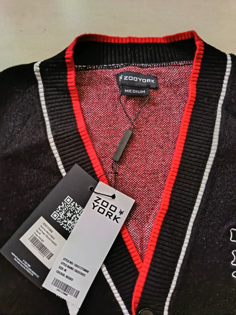 Cardigan negro Zoo York con detalles rojos - 4