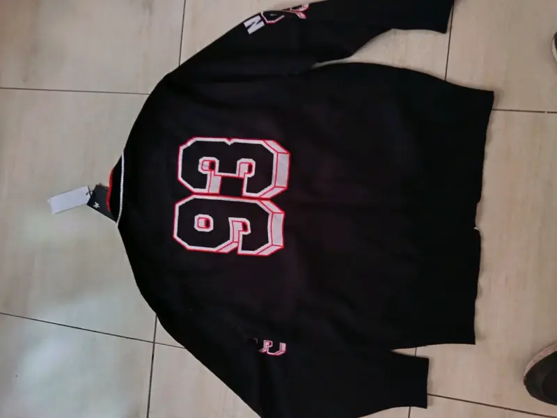 Cardigan negro Zoo York con detalles rojos - 5