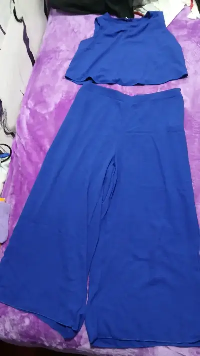 Conjunto azul de pantalón y top para mujer - miniatura 1