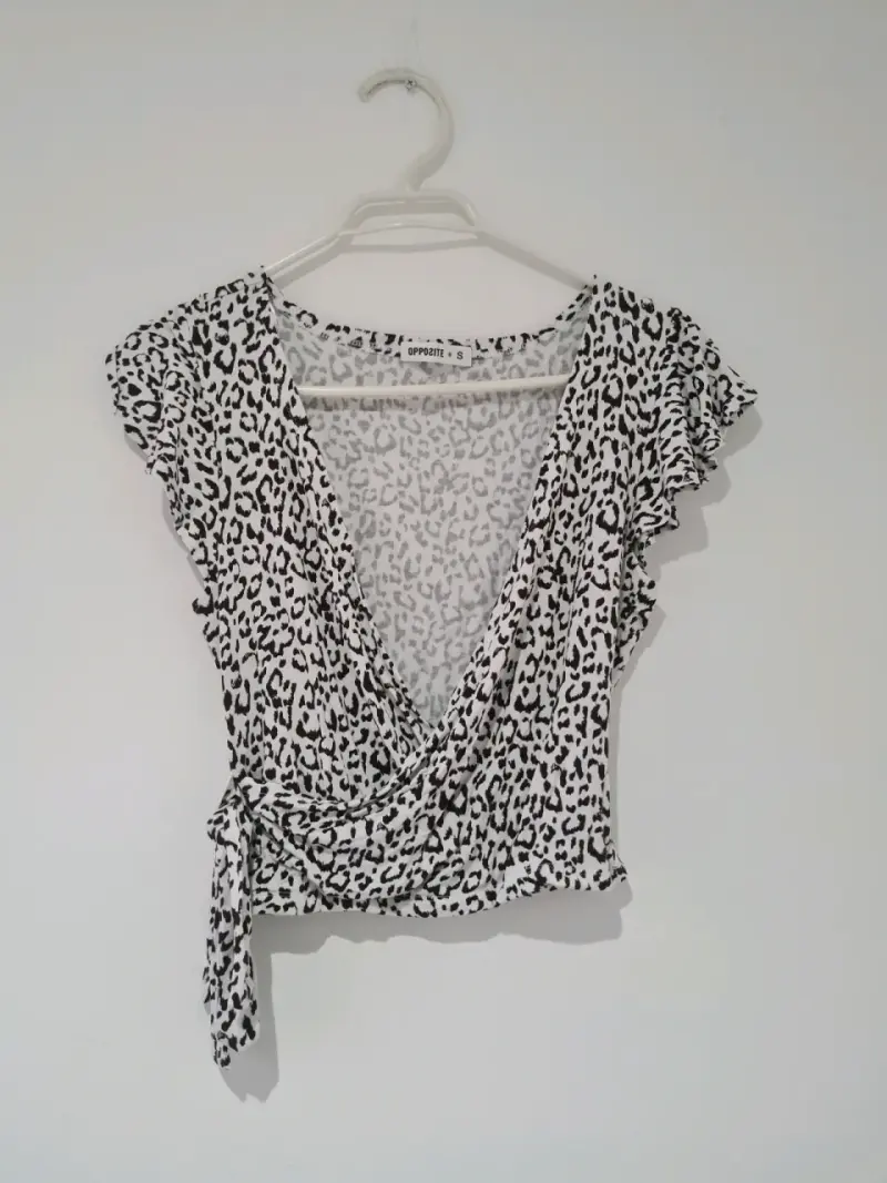 Blusa cruzada estampado animal print talla S - 1