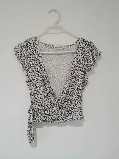 Blusa cruzada estampado animal print talla S - miniatura 1