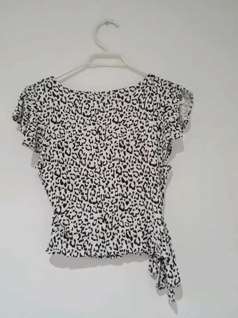 Blusa cruzada estampado animal print talla S - 2