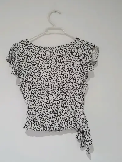 Blusa cruzada estampado animal print talla S - miniatura 2