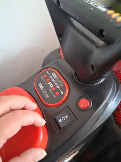 Moto eléctrica infantil con diseño deportivo - miniatura 2