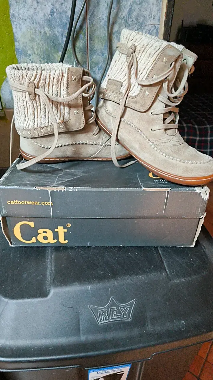 Botas de invierno beige Cat con diseño tejido