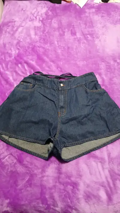 Shorts de mezclilla azul oscuro para mujer - miniatura 1