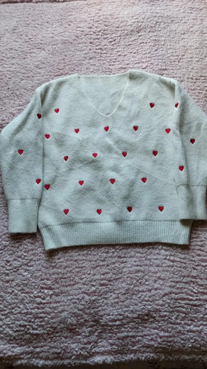 Suéter blanco con corazones rojos - 1